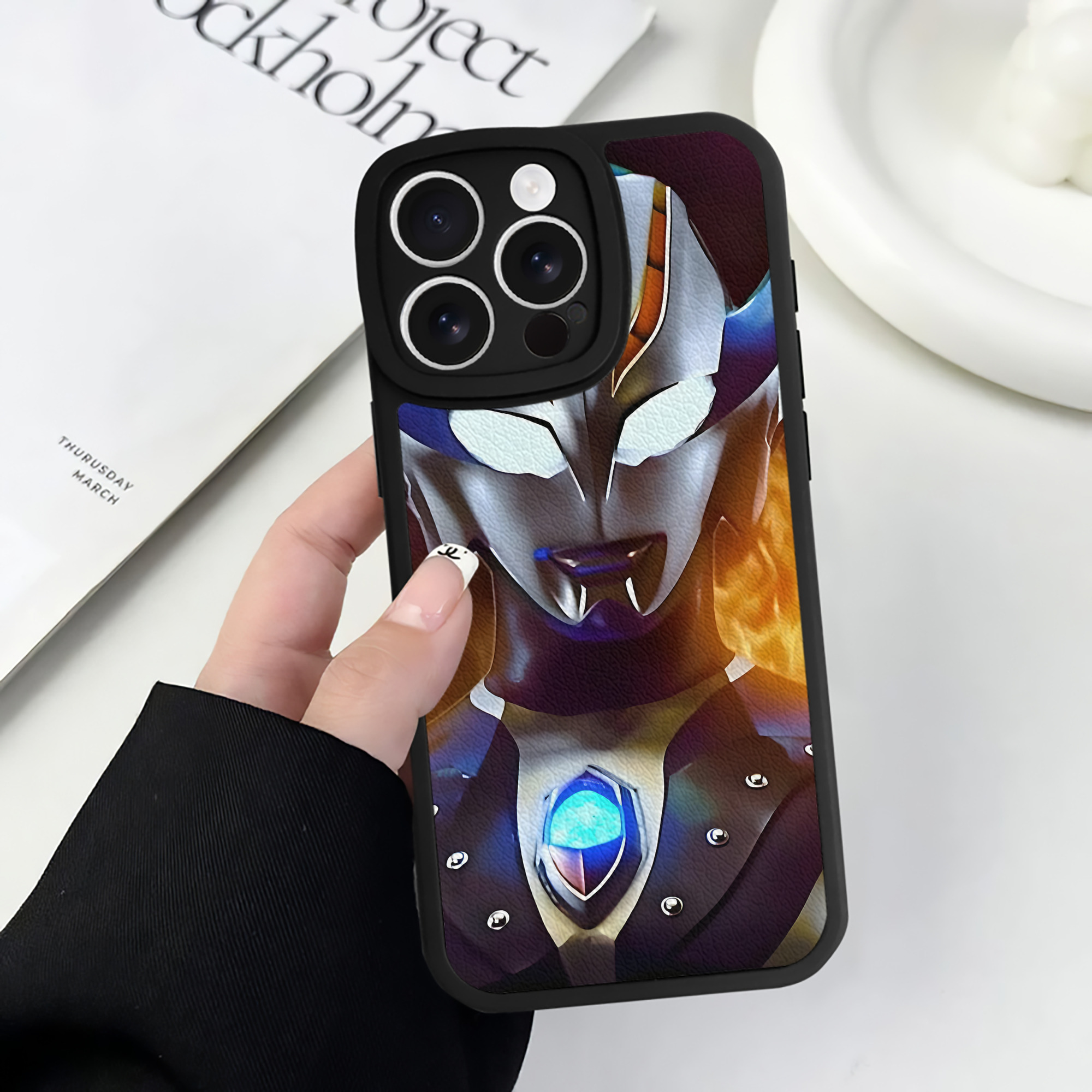 （画像用） ウルトラマン Ultraman 【iPhone 16シリーズ対応】シリコンスマホケース（レザー調） 材質：シリコン